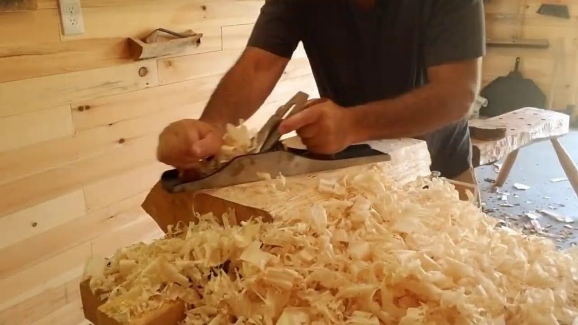 proses penyerutan kayu