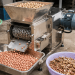 kacang tanah dikupas pakai apa